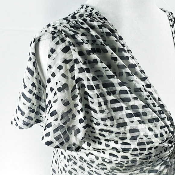 Express v neck top medium black white animal print - Picture 4 of 5